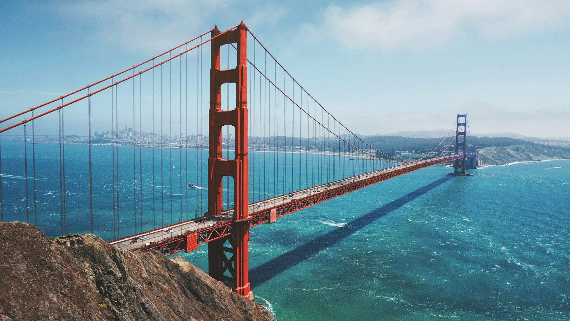 Eine Luftaufnahme des Golden Gate Bridge, die sich über die San Francisco Bay erstreckt.