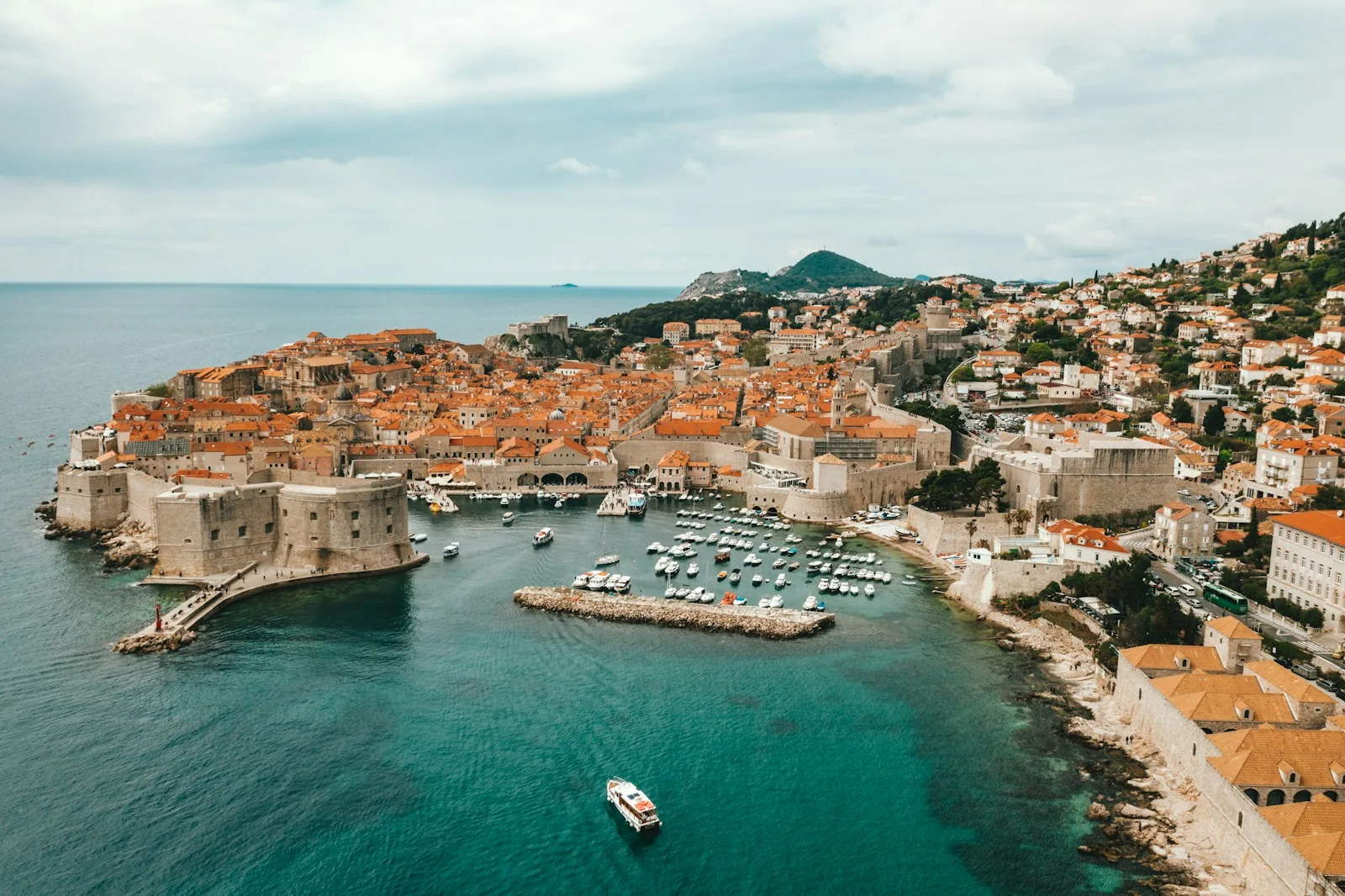 Altstadt von Dubrovnik mit Stadtmauer und Hafen aus der Luft