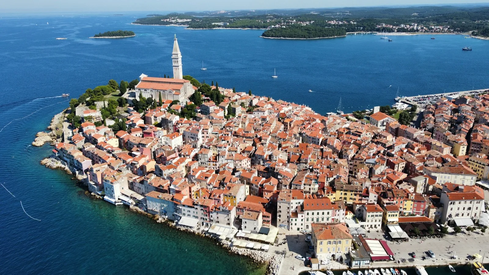 Altstadt von Rovinj auf ihrer Halbinsel in Istrien aus der Luft