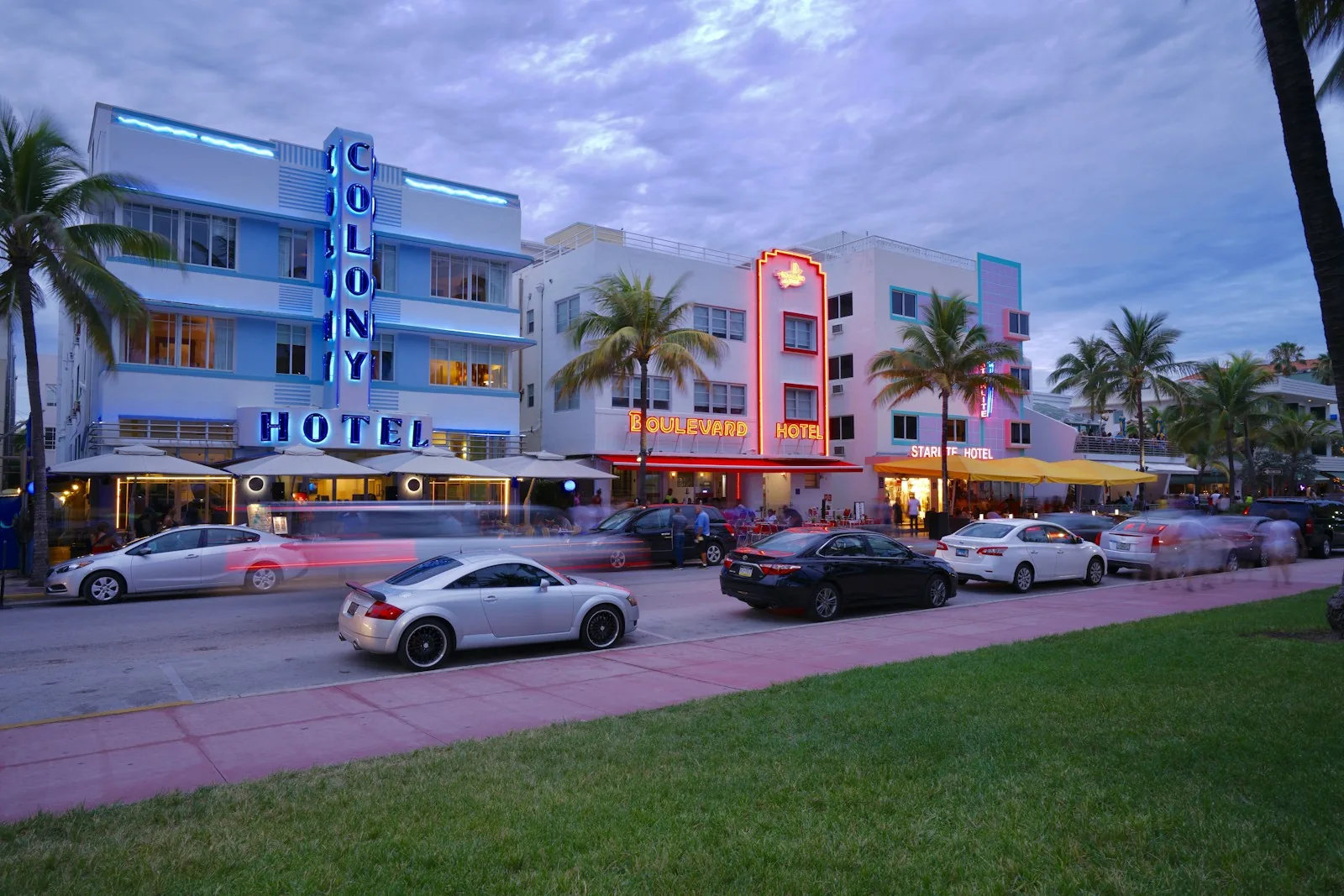 Beleuchtete Art-déco-Hotels am Ocean Drive in Miami Beach