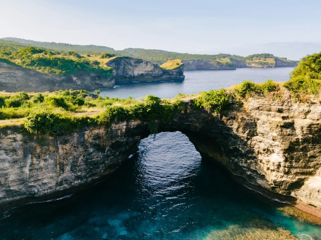 Felsbogen und runde Bucht am Broken Beach auf Nusa Penida in Indonesien