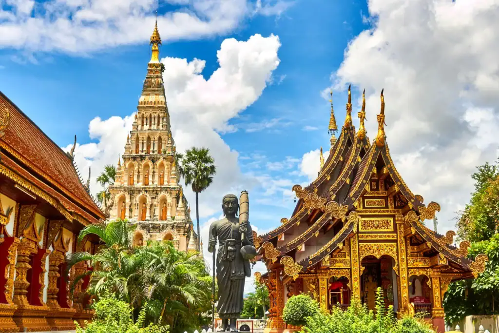 Goldener Chedi eines buddhistischen Tempels in Bangkok