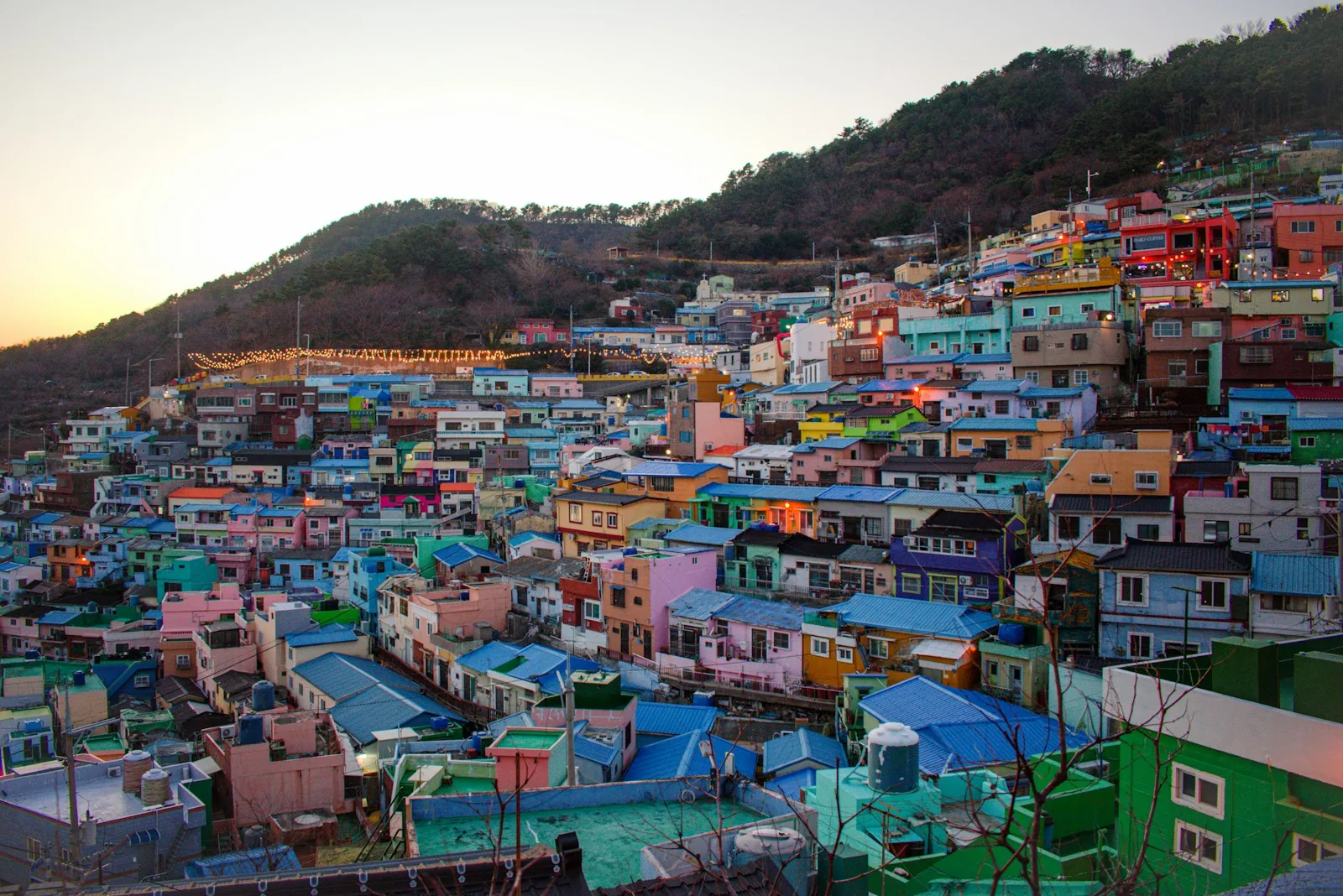 Bunt gestrichene Häuser am Hang des Gamcheon Culture Village in Busan