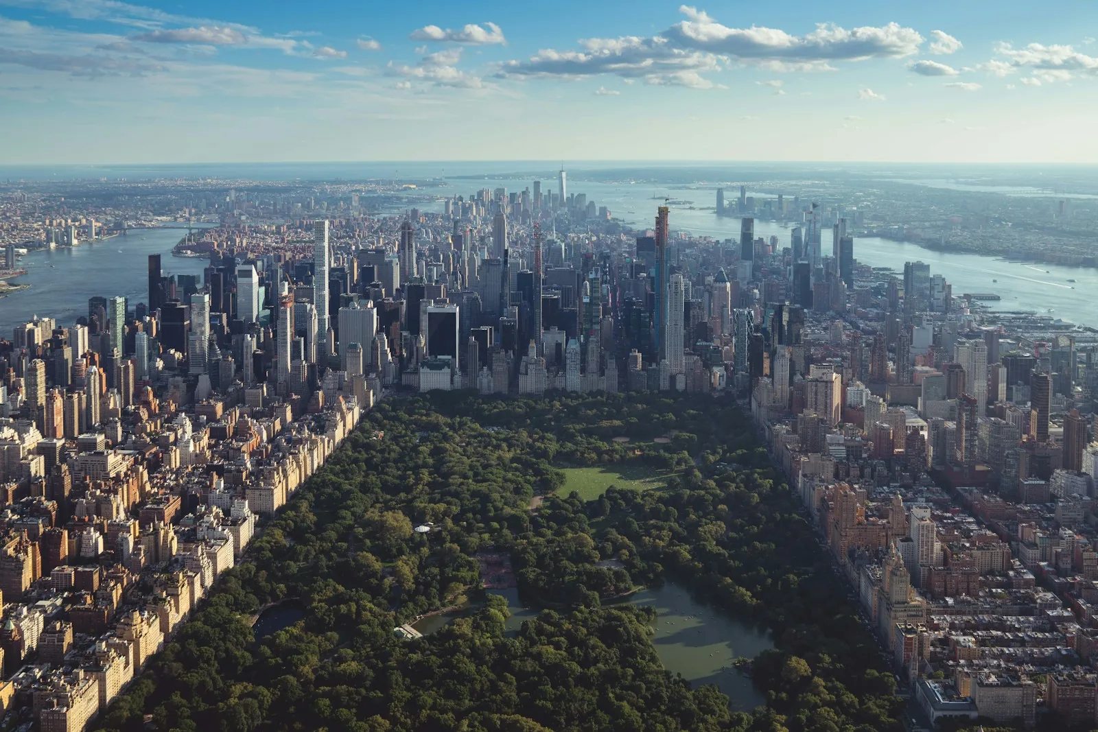 Der Central Park als grünes Rechteck zwischen den Hochhäusern von Manhattan