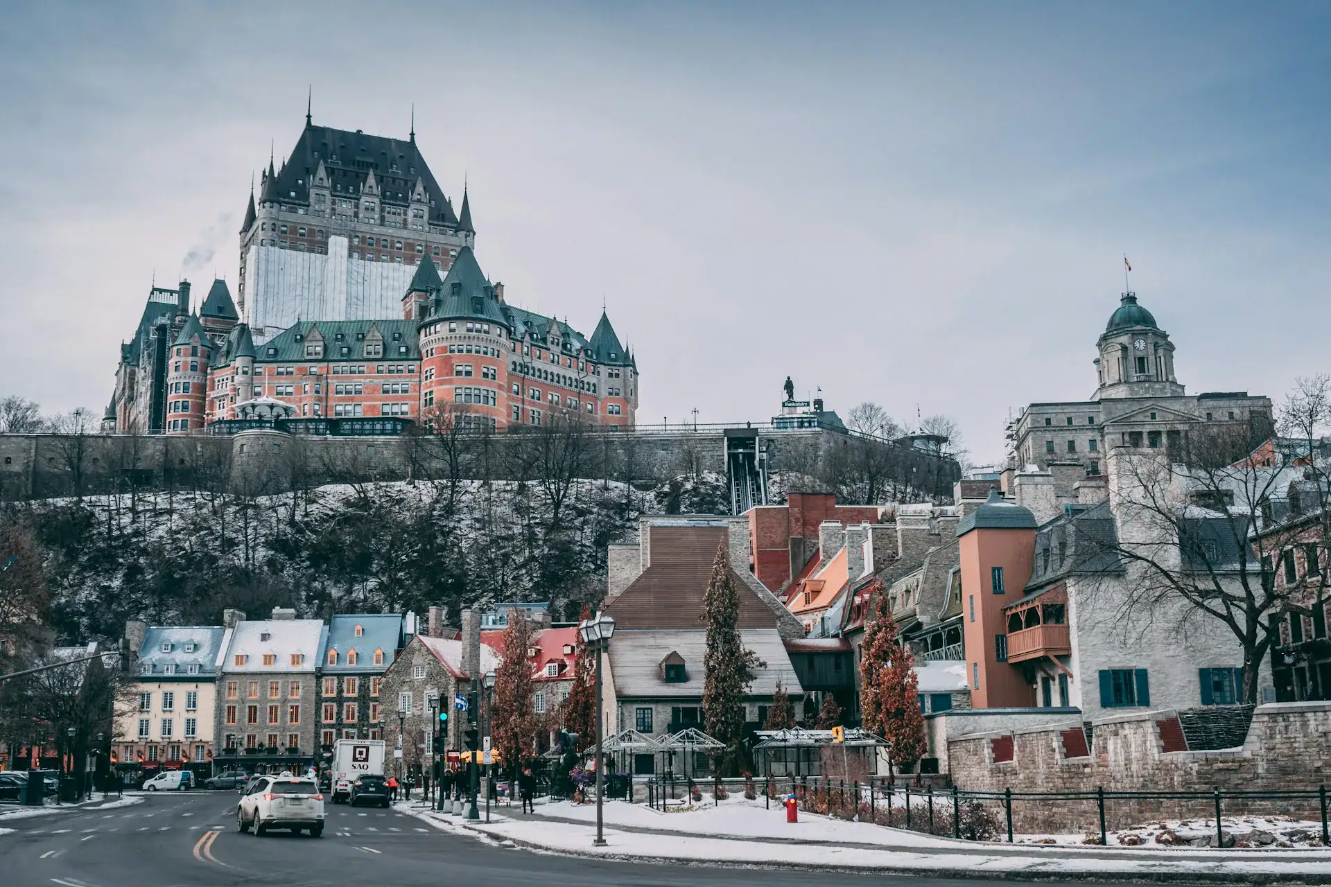 Chateau Frontenac in Quebec City im Winter mit Schnee auf den Daechern