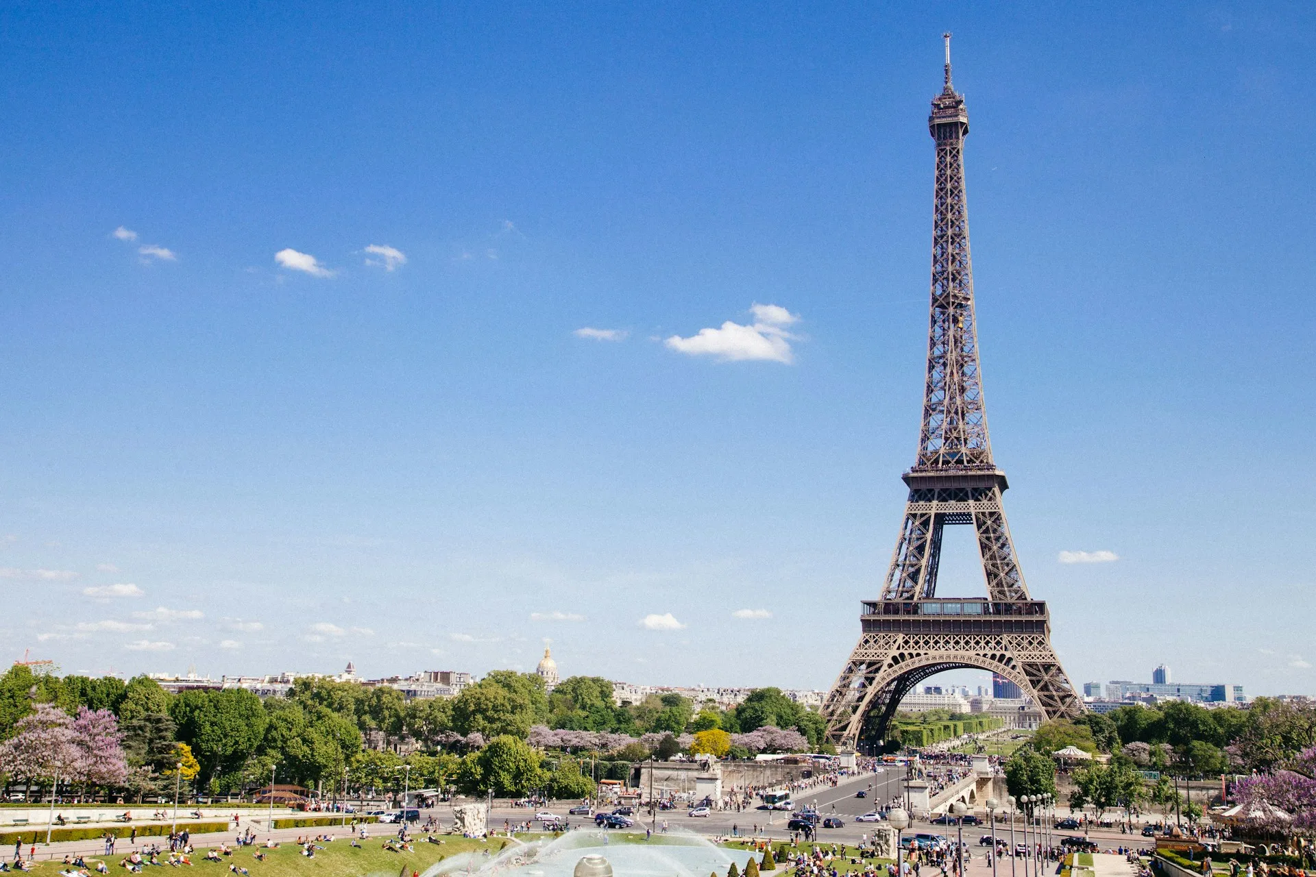 Eiffelturm in Paris vor blauem Himmel mit Blick von den Trocadero-Gaerten
