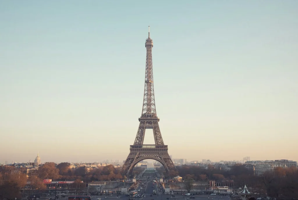 Eiffelturm in Paris in der Abenddämmerung über dem Marsfeld