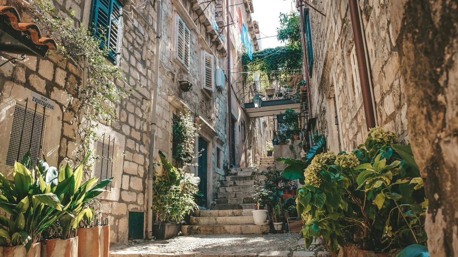 Enge Gasse mit Steinstufen und Pflanzen in der Altstadt von Dubrovnik