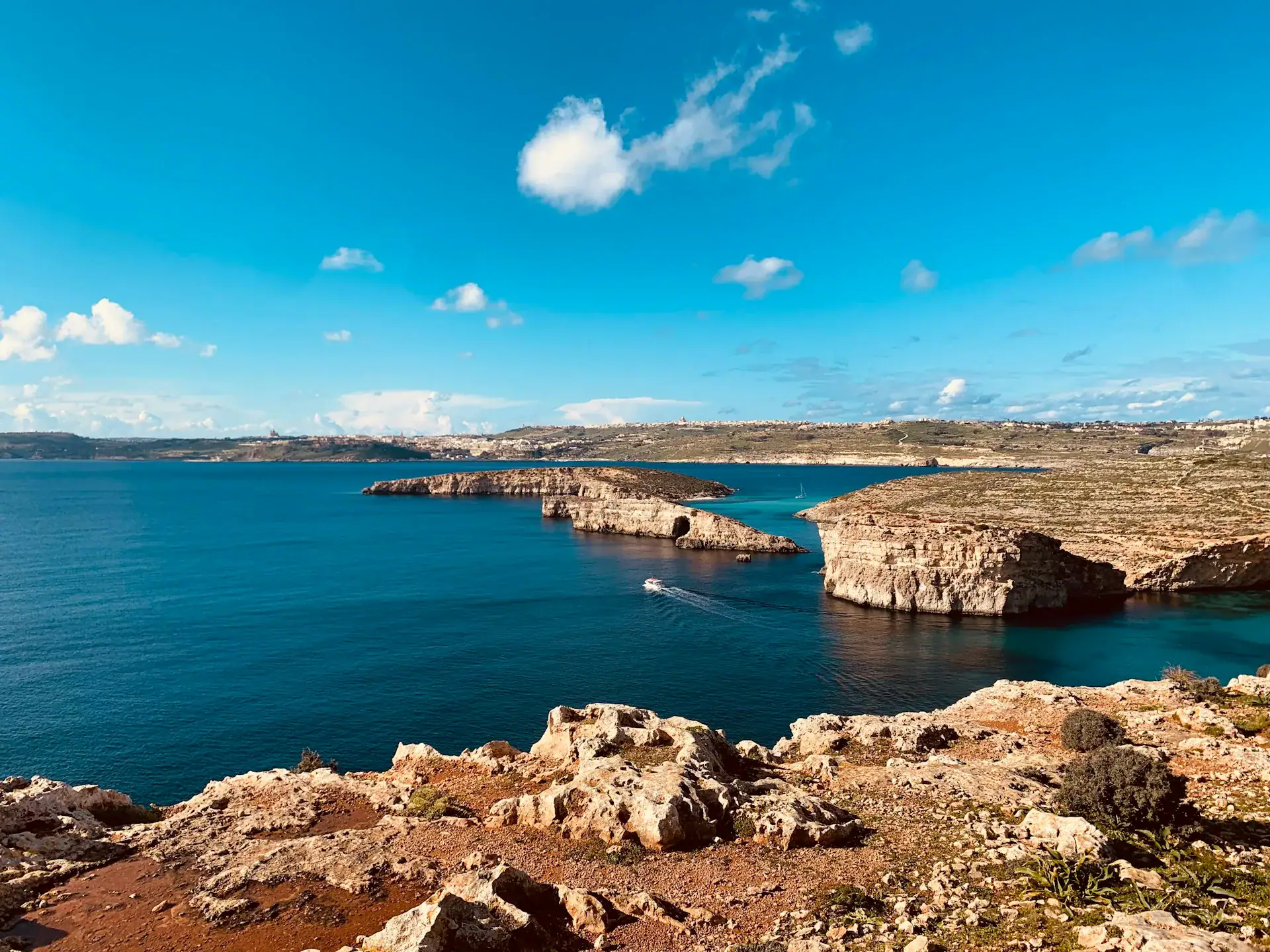 Türkisblaues Meer und Felsküste unter blauem Himmel auf Malta
