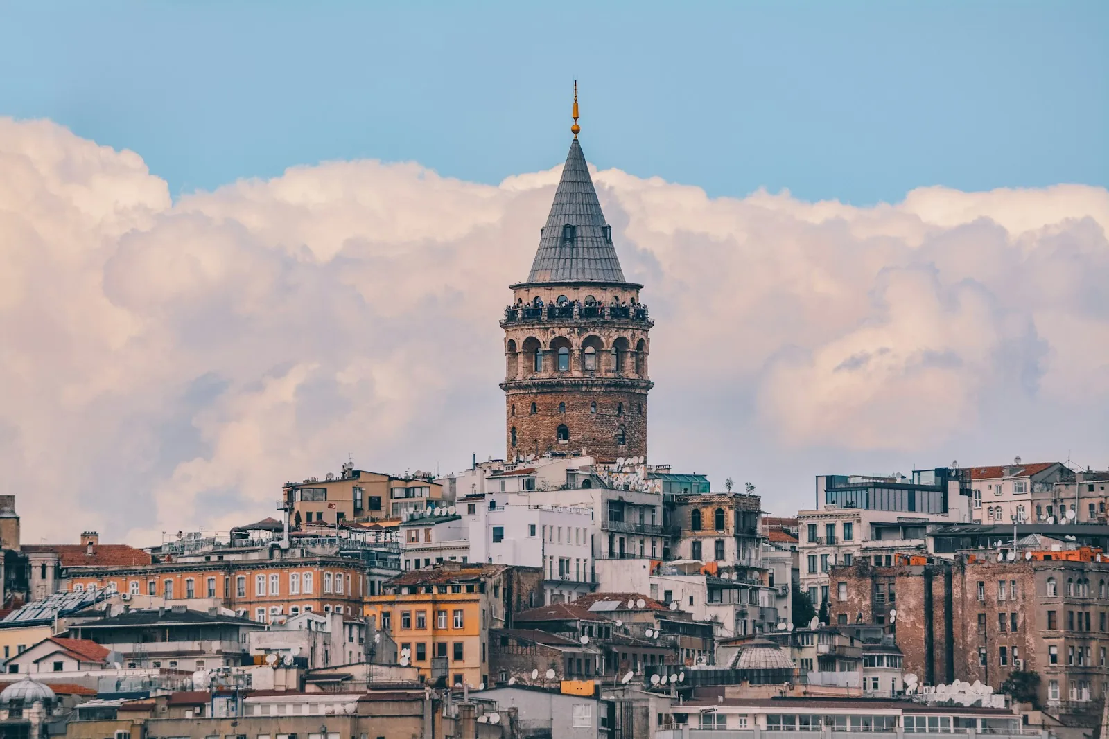 Der Galataturm über den Dächern des Stadtteils Beyoğlu in Istanbul