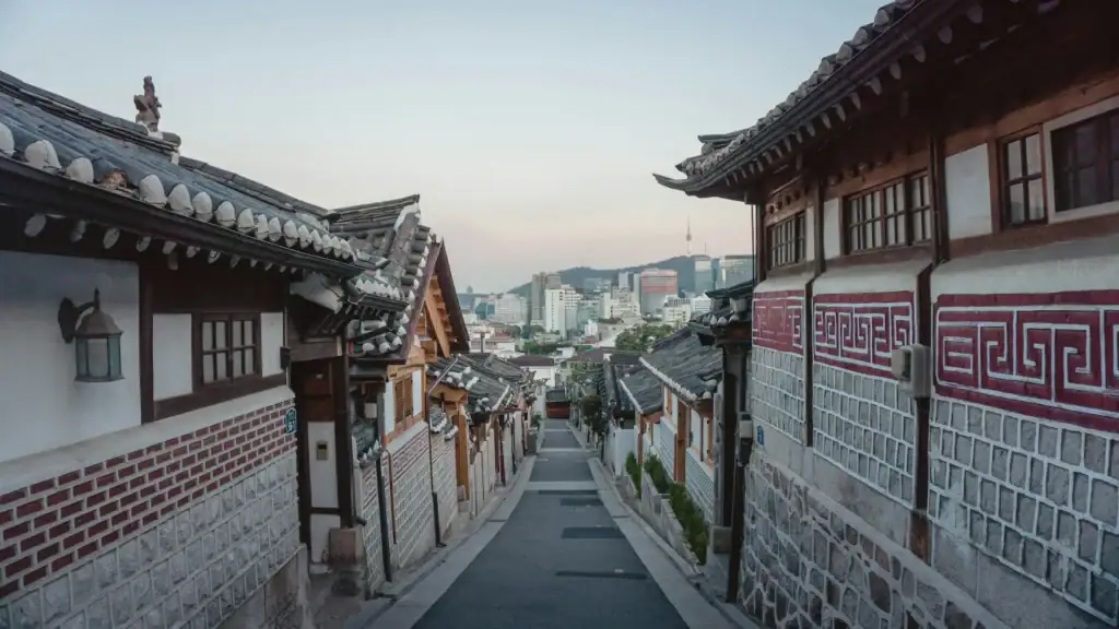 Enge Gasse mit traditionellen Hanok-Häusern im Bukchon Hanok Village in Seoul