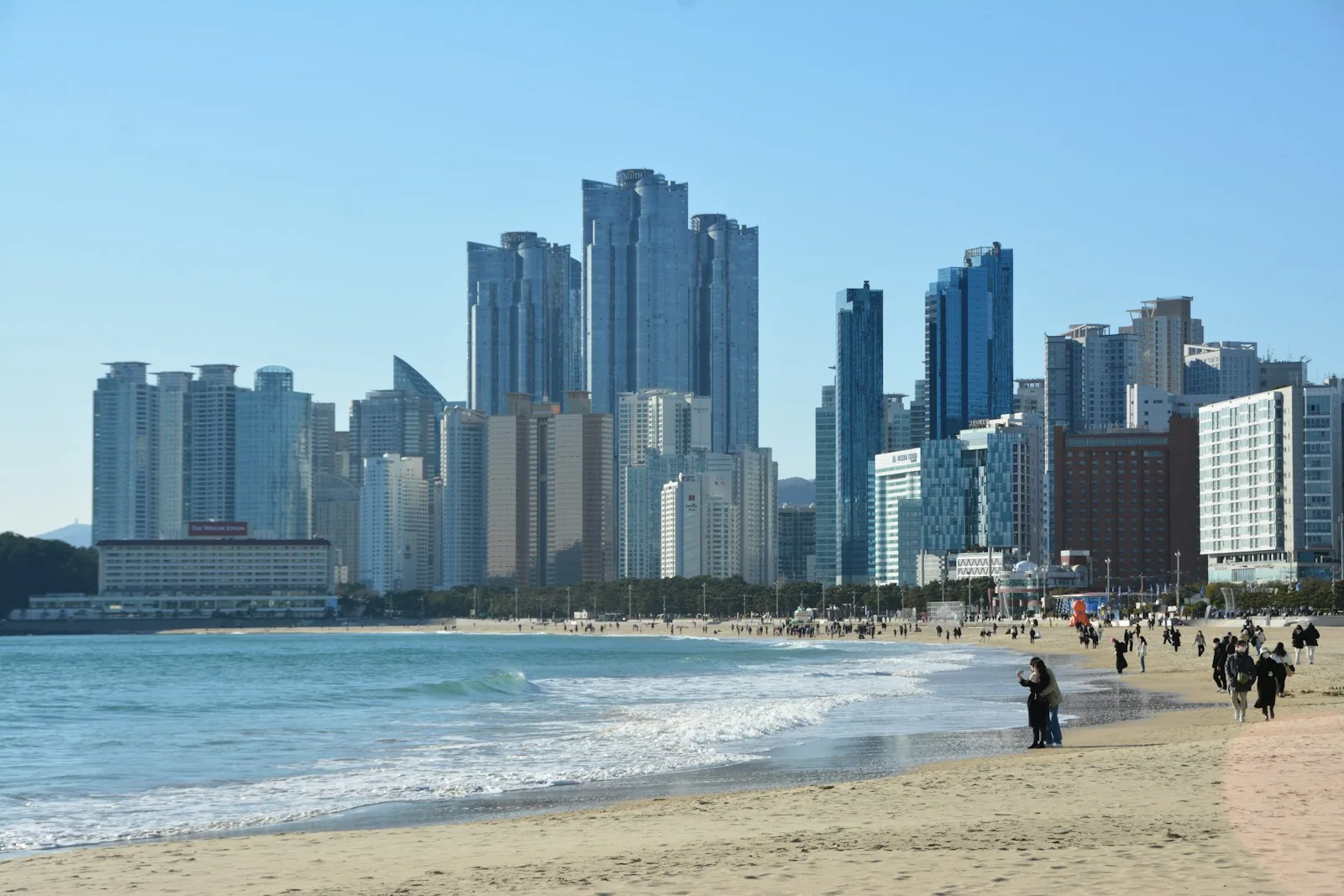 Sandstrand von Haeundae vor den Hochhäusern von Busan