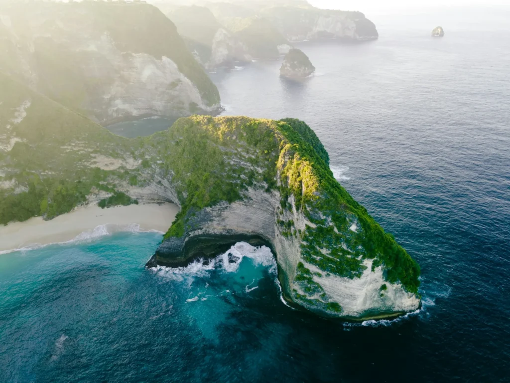 Kelingking Beach auf Nusa Penida mit steiler Felsklippe über türkisem Meer