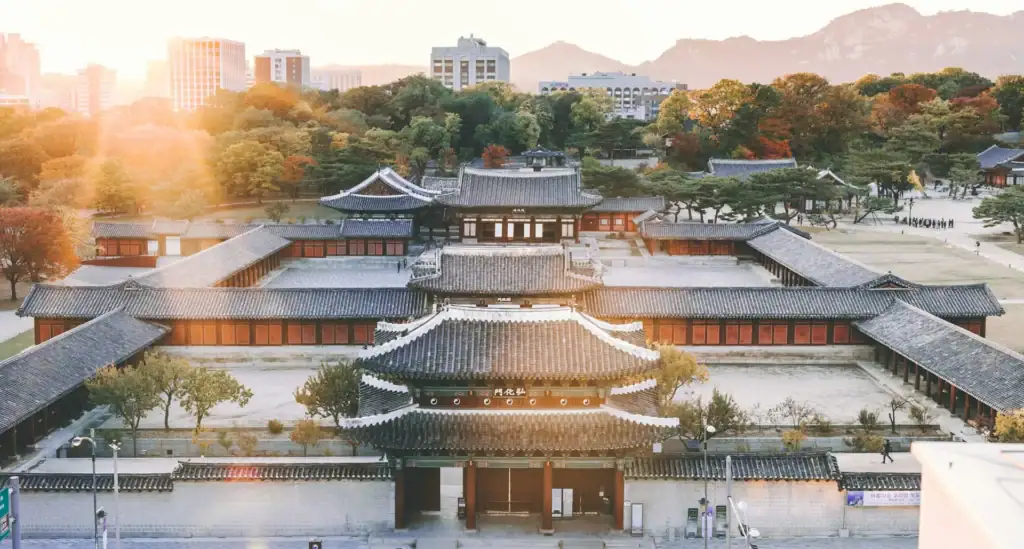 Königspalast in Seoul mit herbstlich gefärbten Bäumen