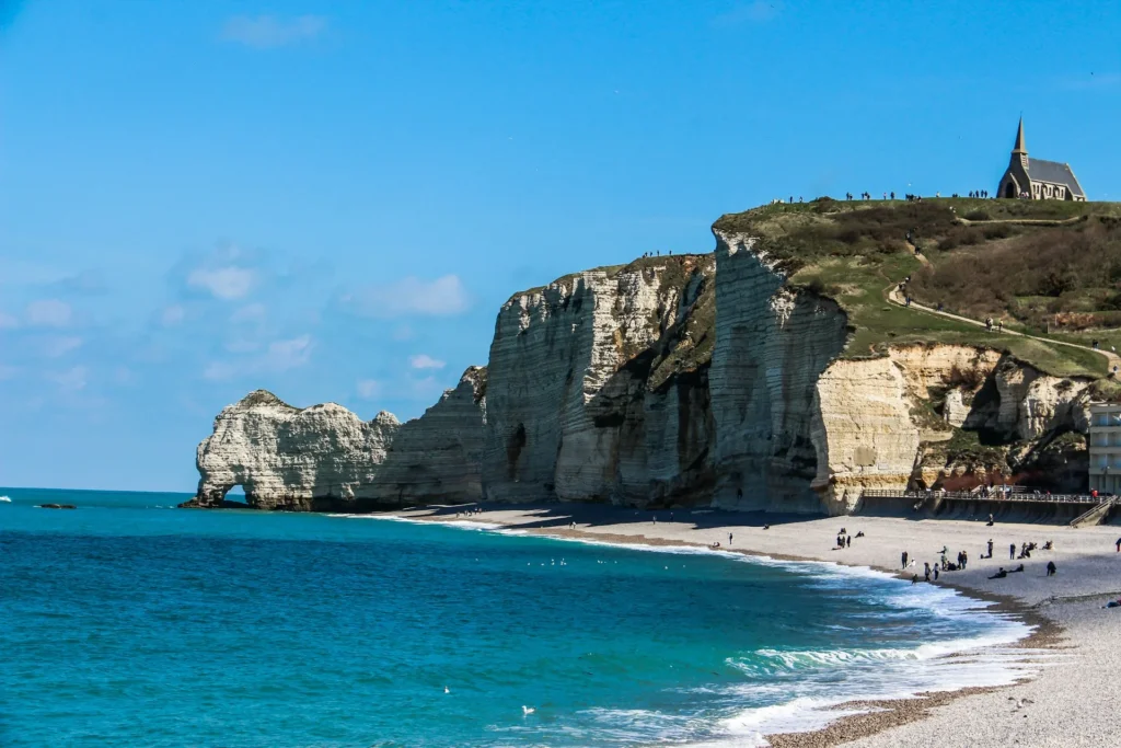 Kreidefelsen mit Felsentor von Étretat an der Küste der Normandie
