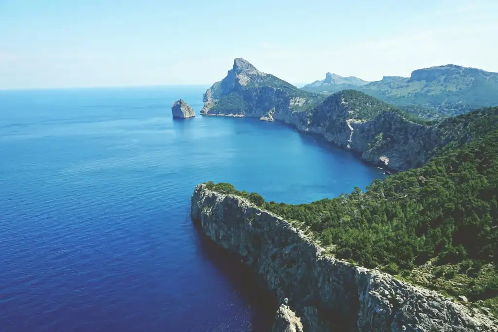 Blick auf die zerklüftete Küste am Cap Formentor auf Mallorca mit türkisem Meer und Pinien