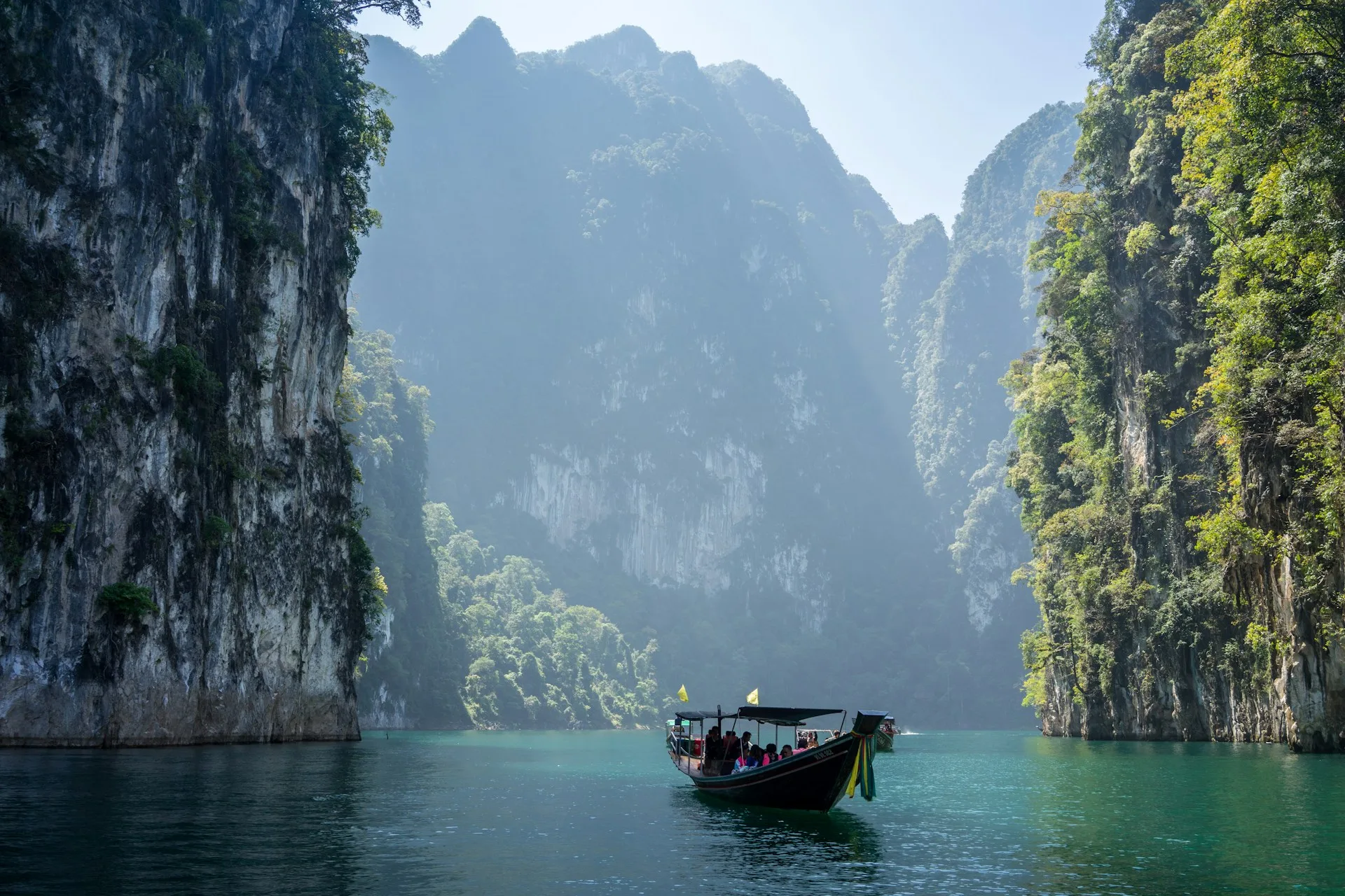 Longtailboot auf dem Cheow-Lan-See vor Kalkfelsen in Thailand