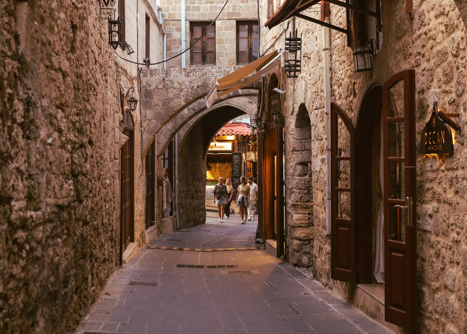 Mittelalterliche Gasse mit Steinbögen in der Altstadt von Rhodos