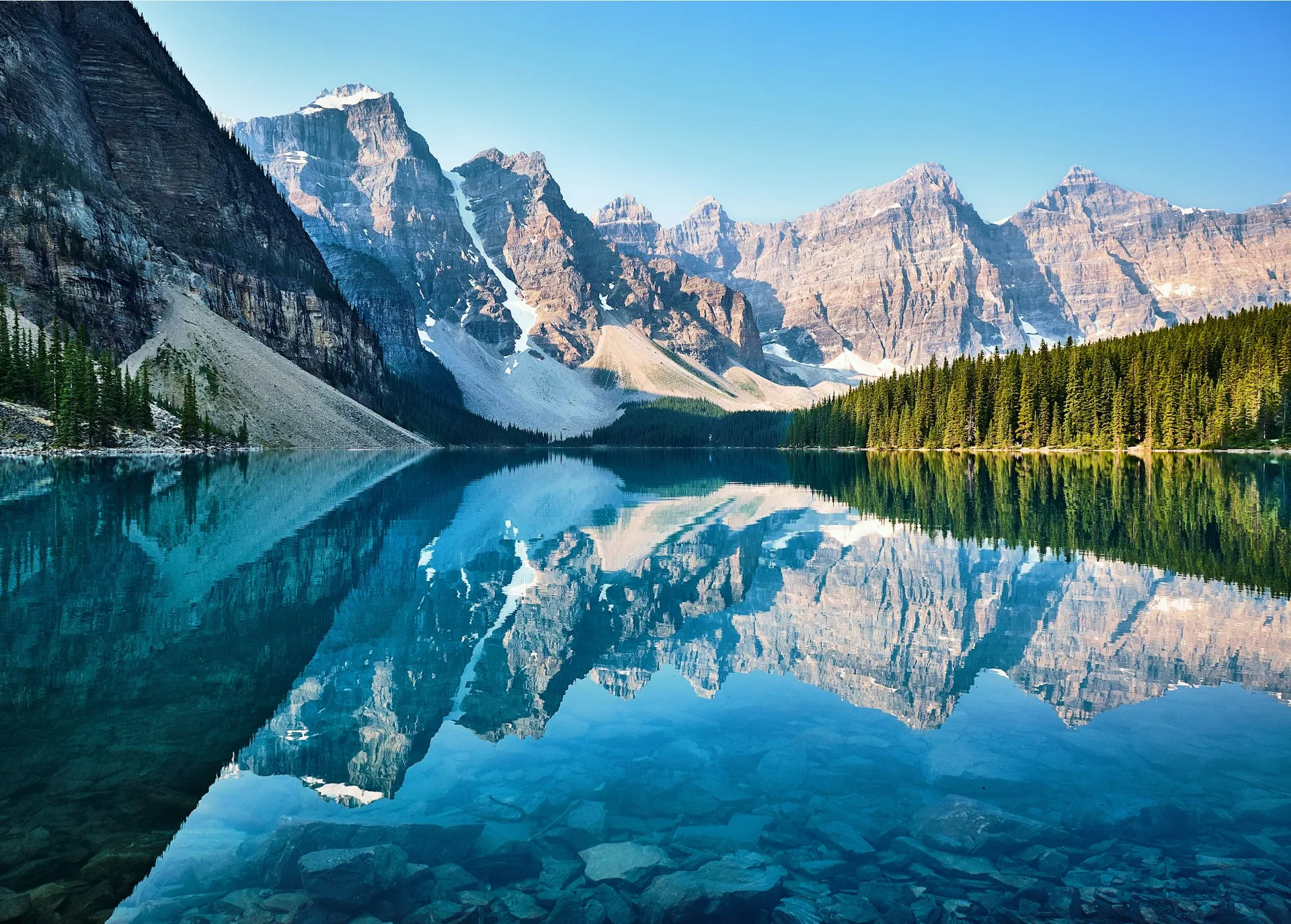 Moraine Lake im Banff Nationalpark mit tuerkisem Wasser vor den zehn Gipfeln