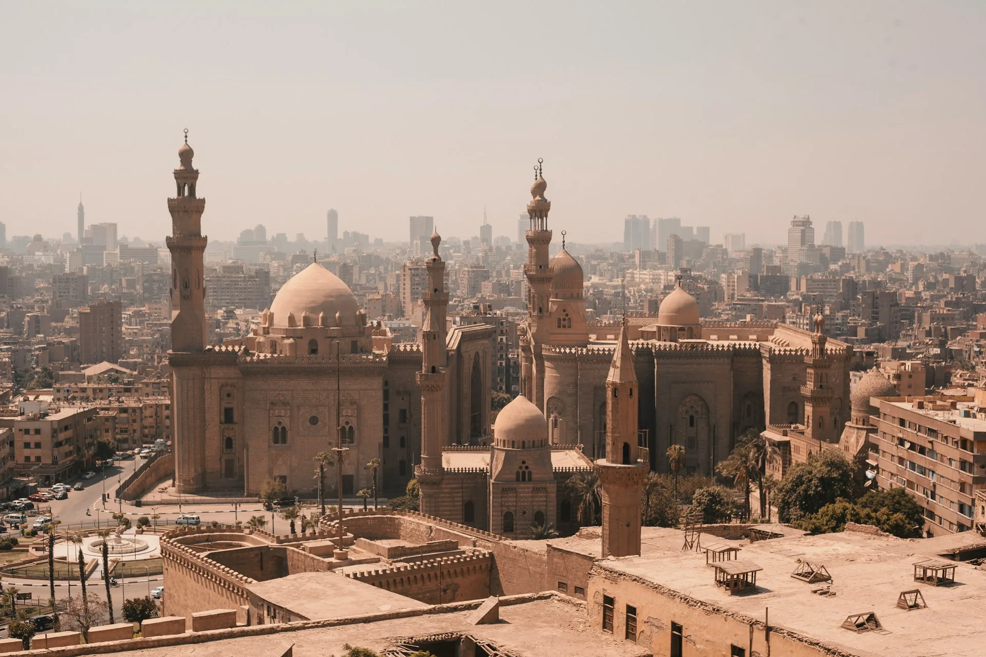 Moscheen und Skyline von Kairo in Aegypten im warmen Wuestenlicht