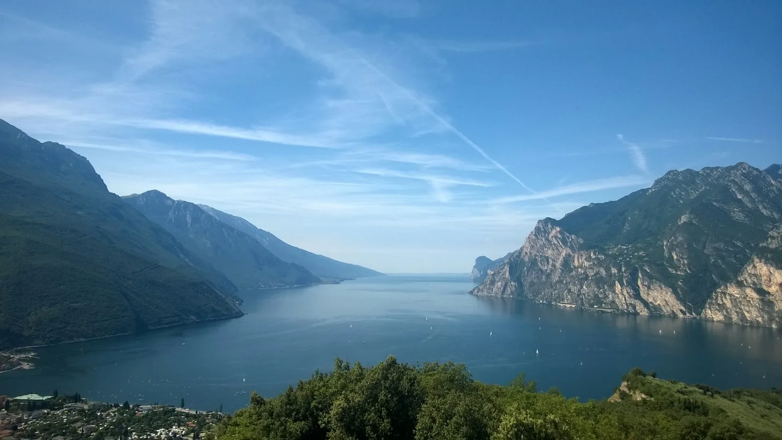 Blick über das Nordufer des Gardasees mit steilen Bergen bei Riva del Garda