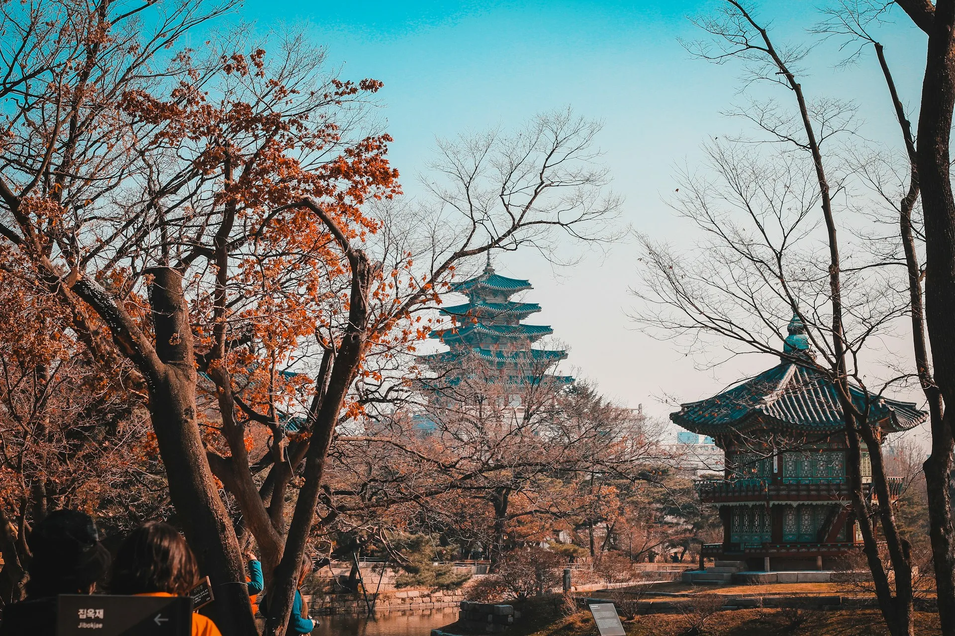 Traditionelle Pagode und Pavillon in einem Park in Seoul