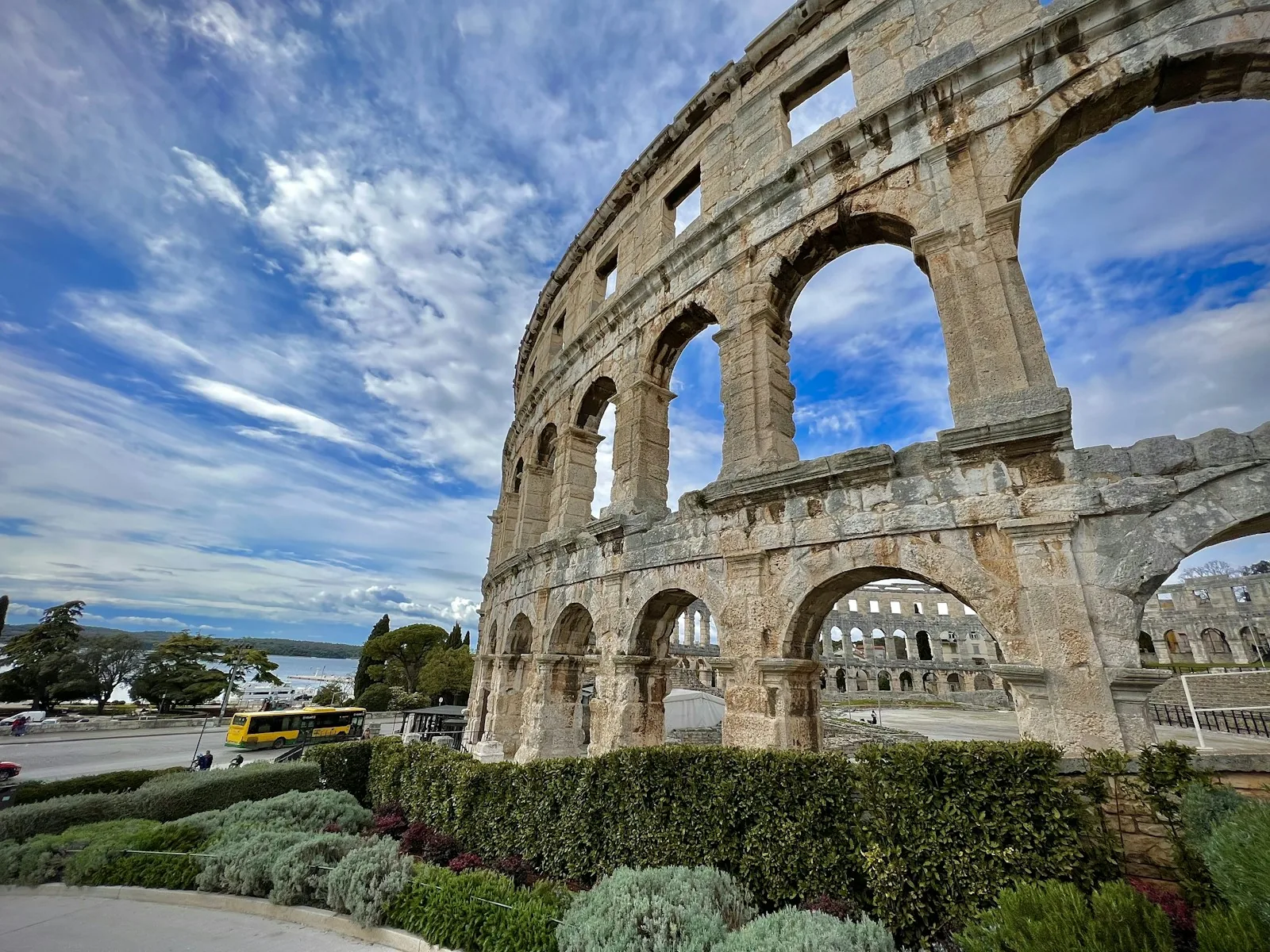 Das römische Amphitheater mit seiner erhaltenen Außenmauer in Pula in Istrien