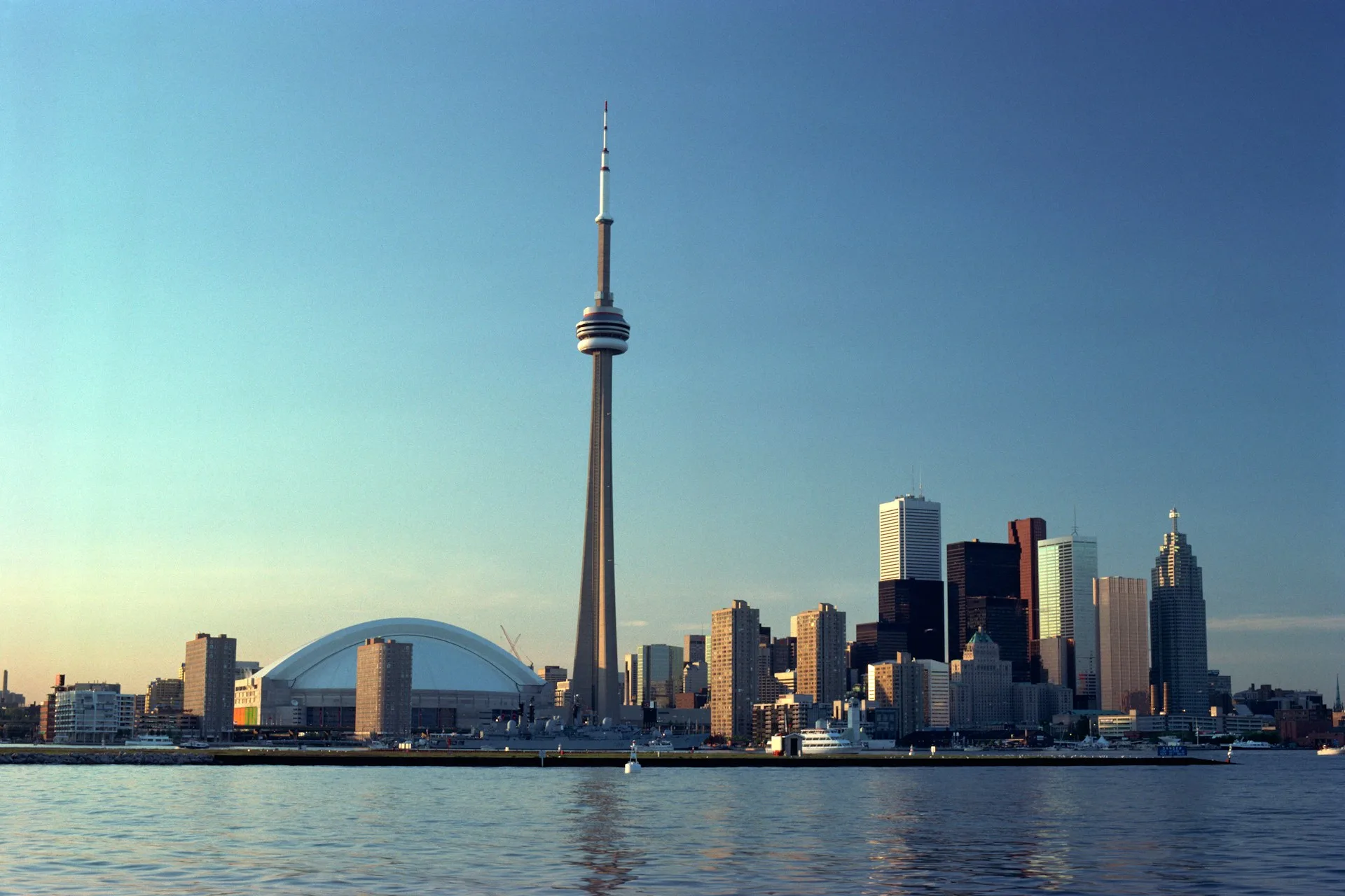 Skyline von Toronto mit dem CN Tower über dem Ontariosee