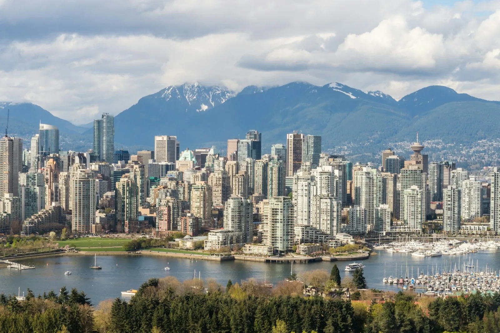 Hochhäuser von Vancouver vor den bewaldeten North Shore Mountains