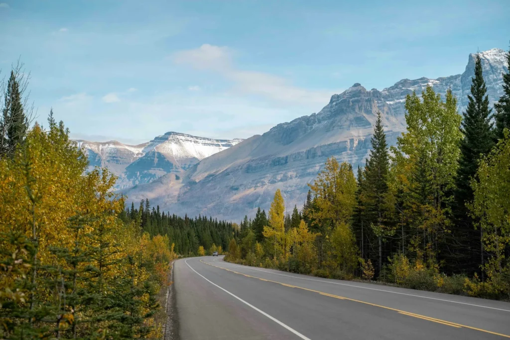Straße durch ein Tal der Rocky Mountains in Kanada