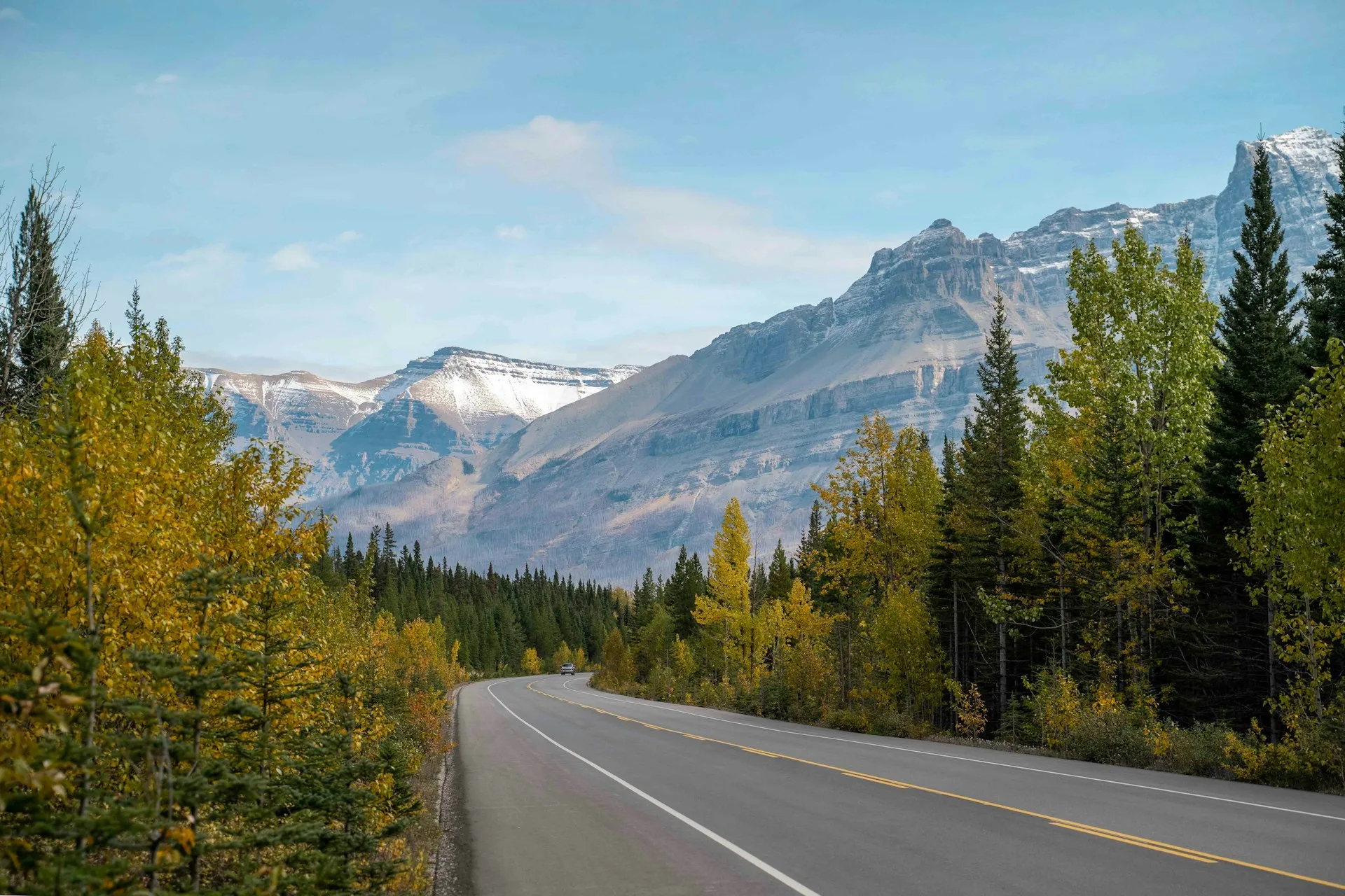 Straße durch ein Tal der Rocky Mountains in Kanada