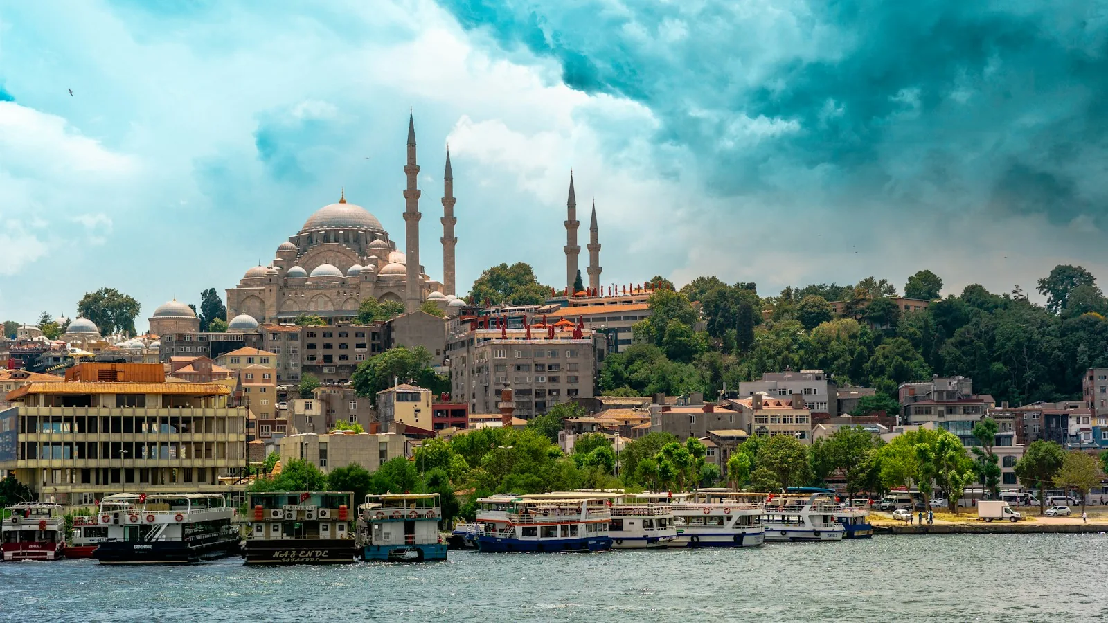 Süleymaniye-Moschee über den Fähren am Ufer des Bosporus in Istanbul
