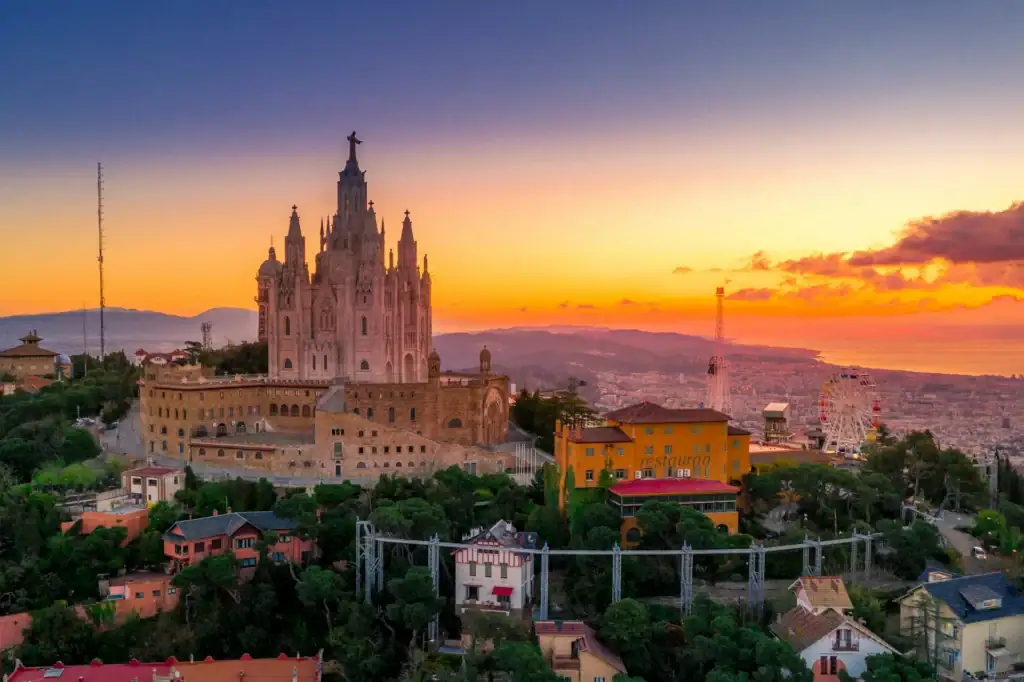Die Kirche Sagrat Cor auf dem Tibidabo über Barcelona im Abendlicht