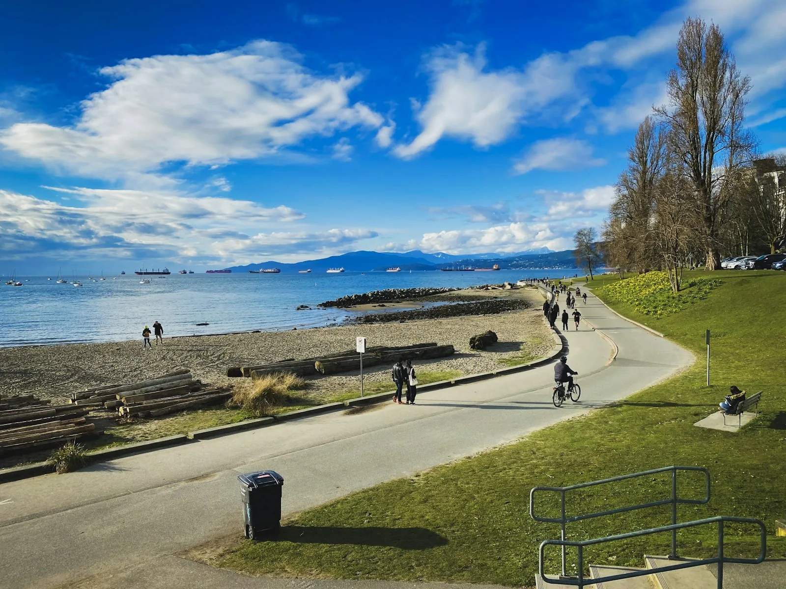 Uferweg entlang des Strands in Vancouver mit Bergen am Horizont