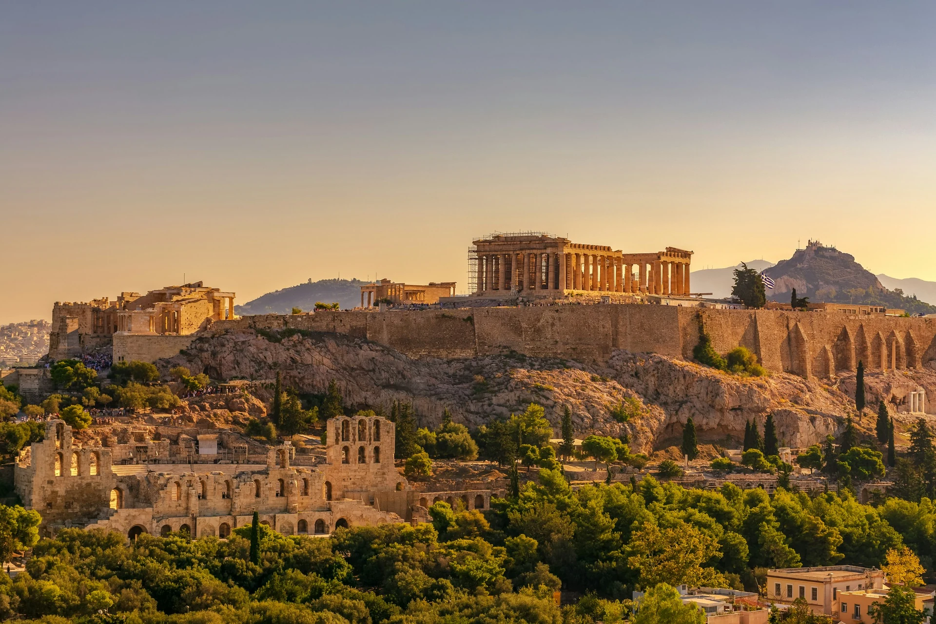 Die Akropolis von Athen mit dem Parthenon im warmen Abendlicht