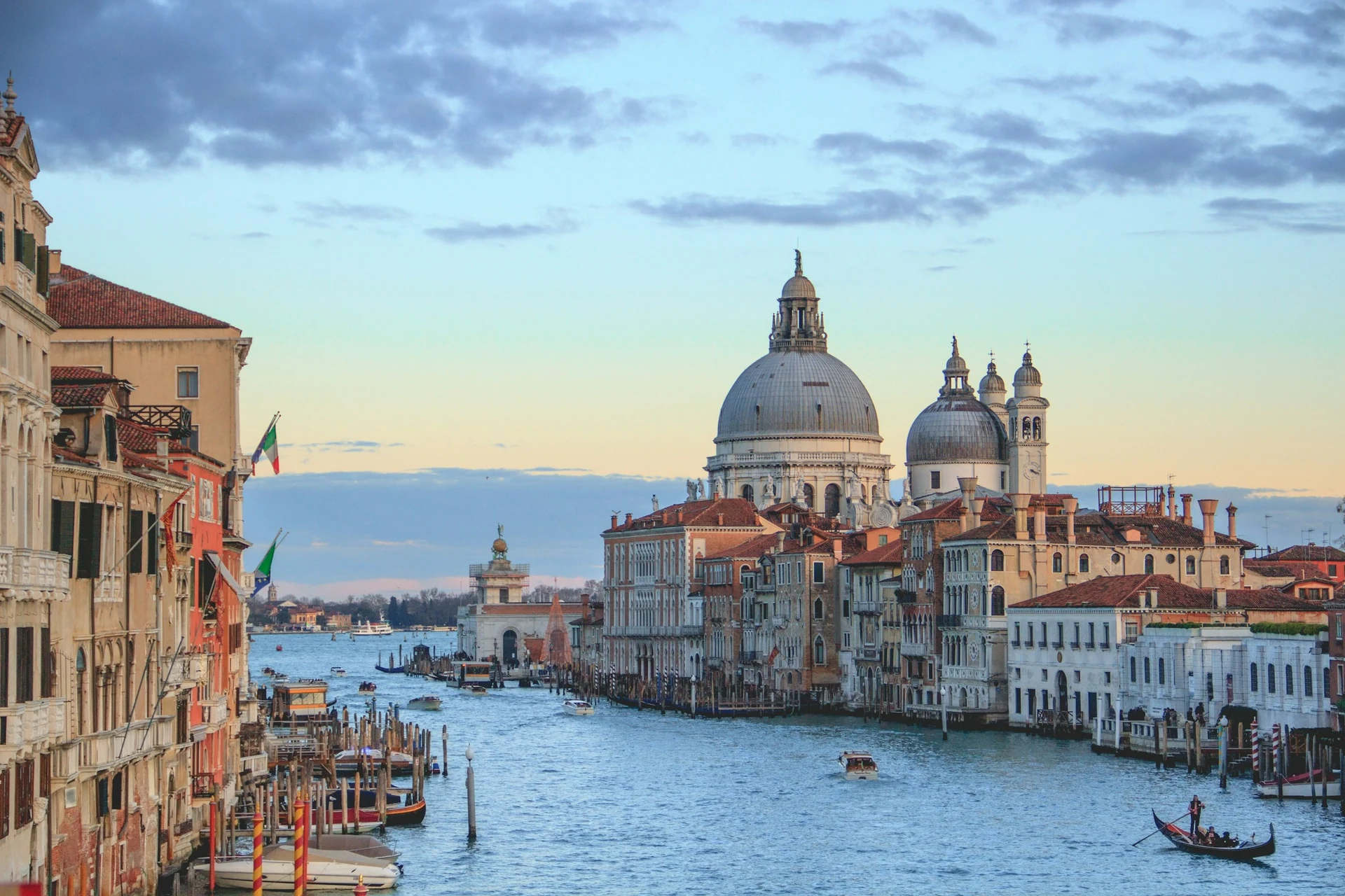 Blick über den Canal Grande in Venedig auf die Kuppel von Santa Maria della Salute
