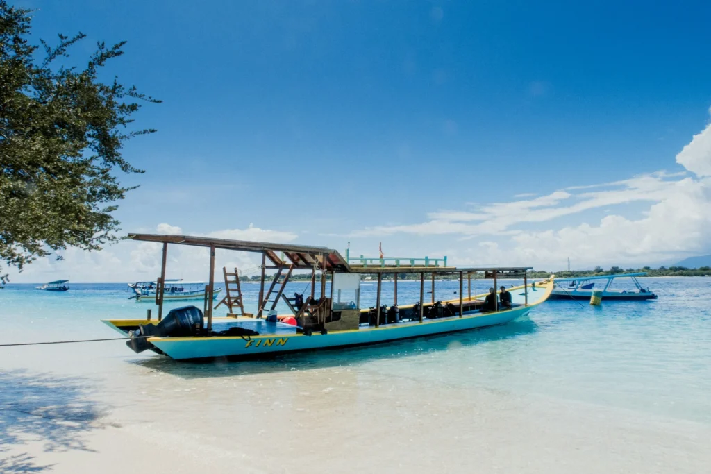 Traditionelles Holzboot am weißen Sandstrand von Gili Trawangan in Indonesien