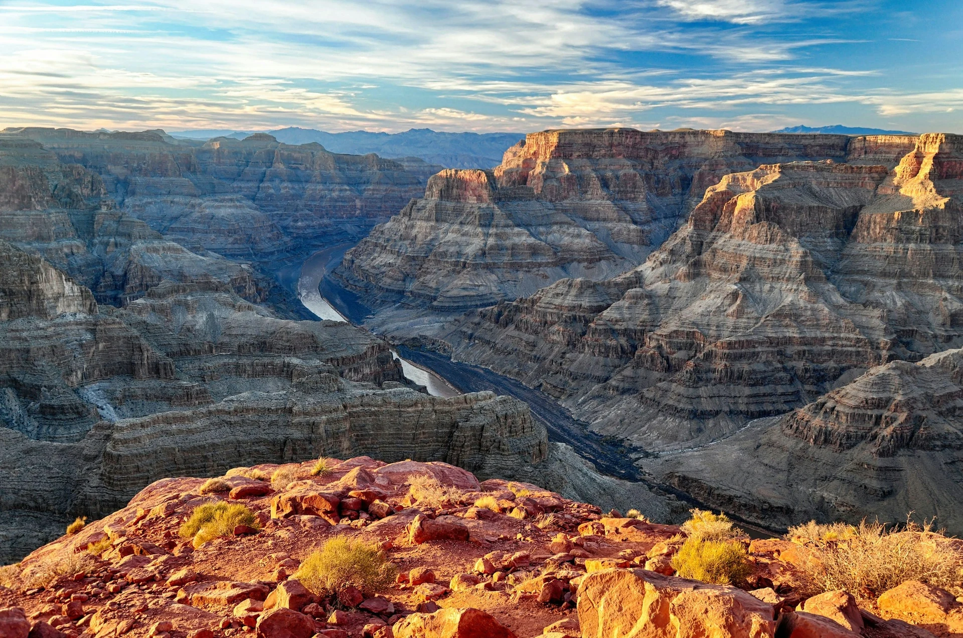 Der Colorado River windet sich durch die Schluchten des Grand Canyon