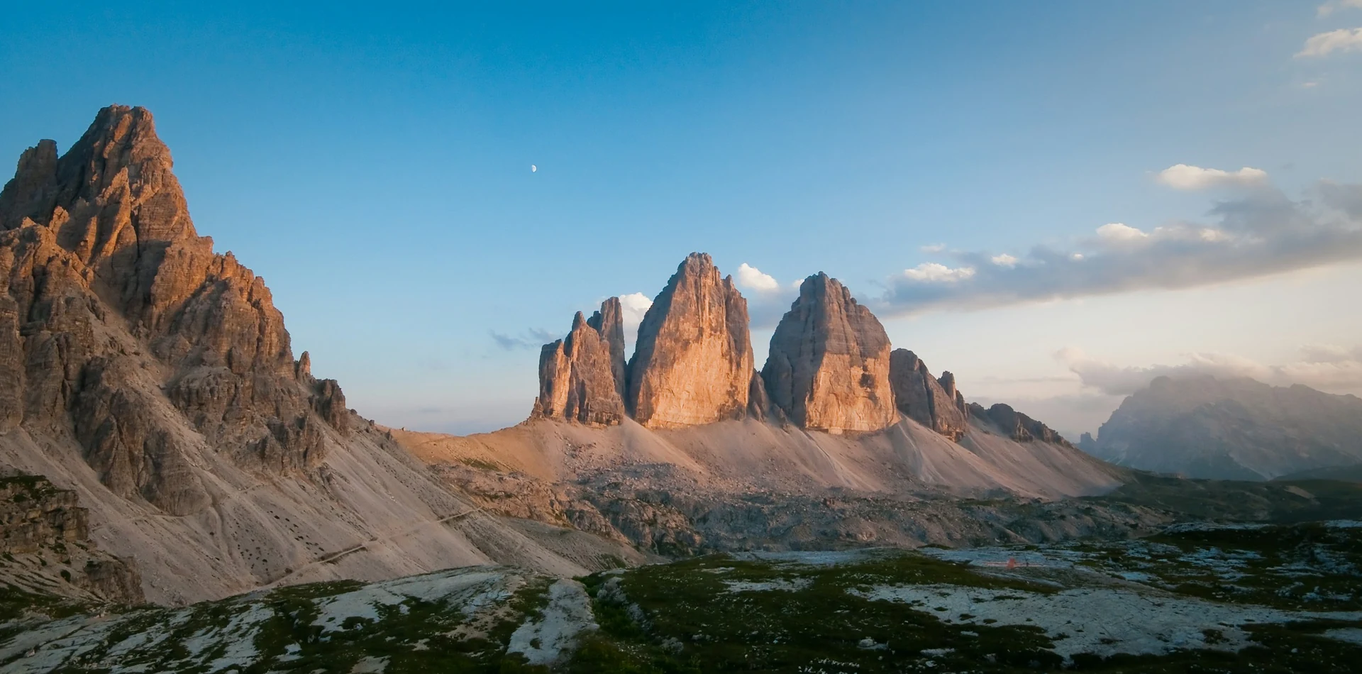 Die Drei Zinnen in den Dolomiten im Abendlicht