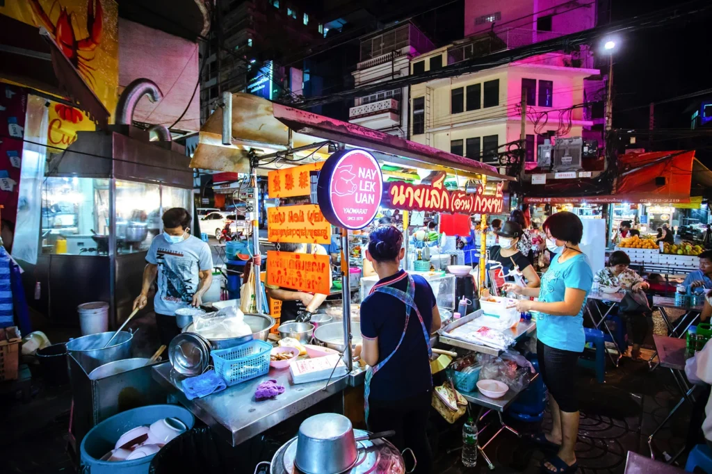 Garküche mit Nudelsuppe am Abend in Chinatown in Bangkok