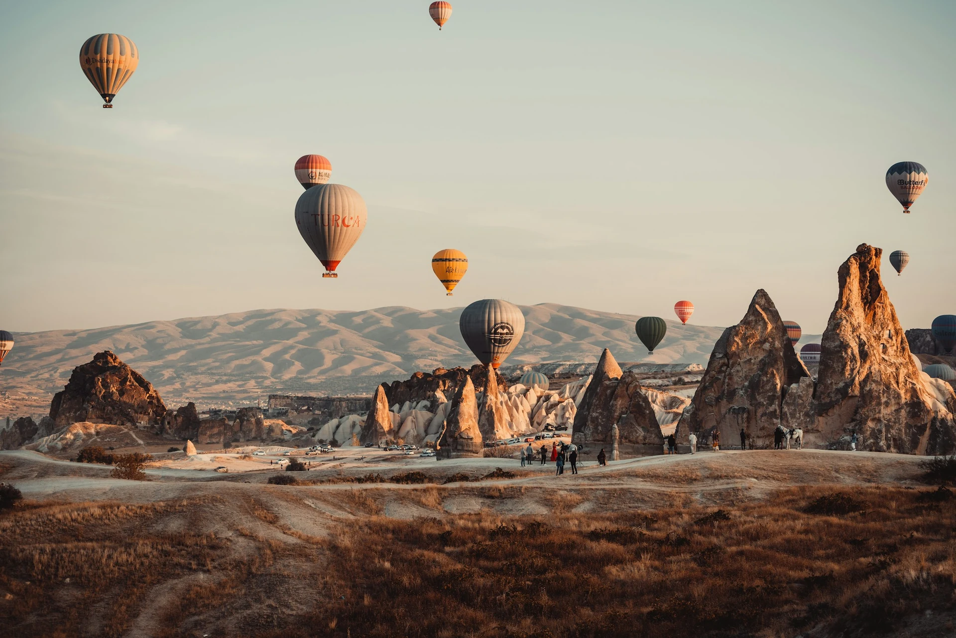 Heißluftballons über den Feenkaminen der Vulkanlandschaft von Kappadokien