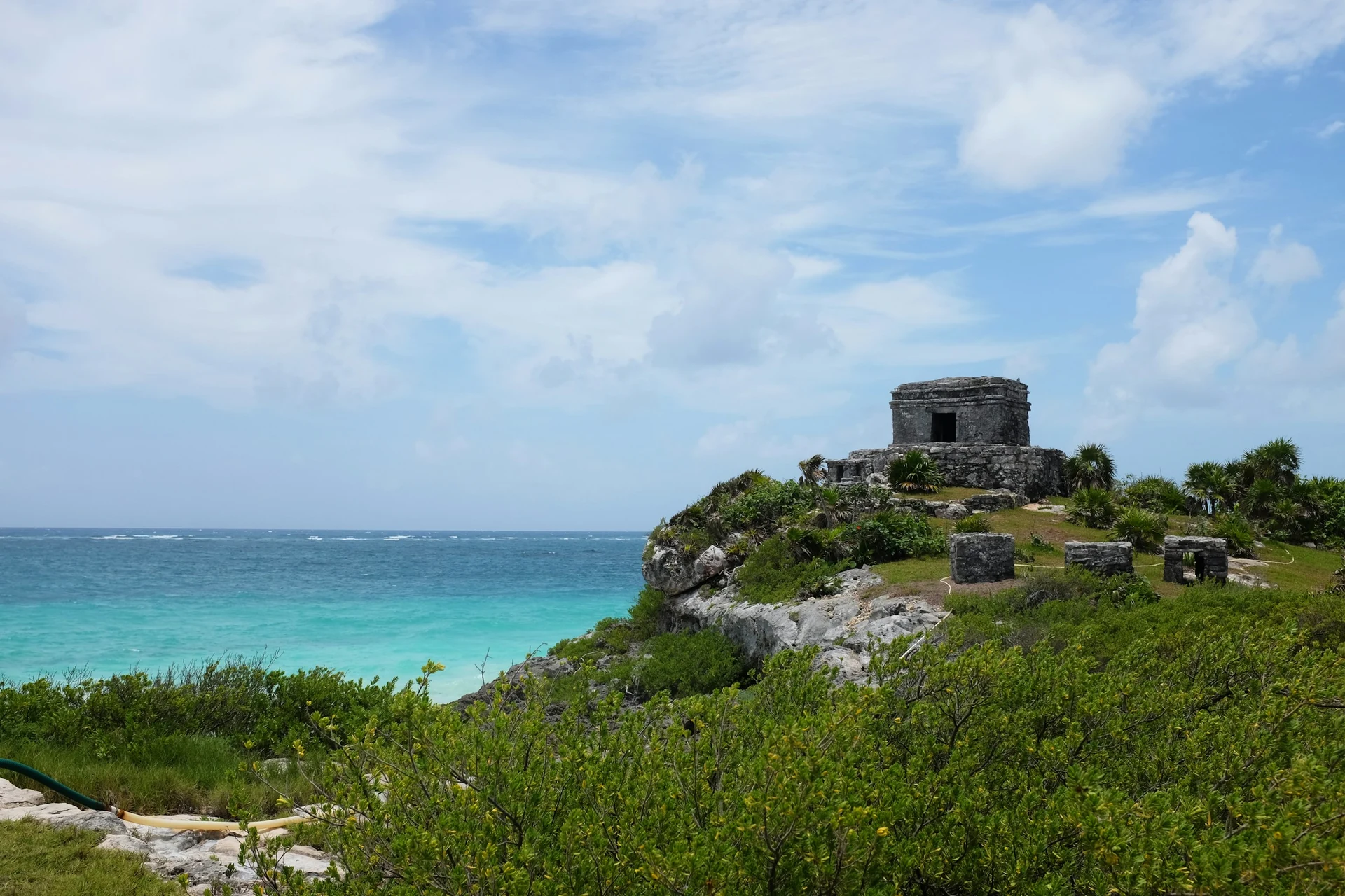 Maya-Ruinen von Tulum über der Karibikküste in Mexiko