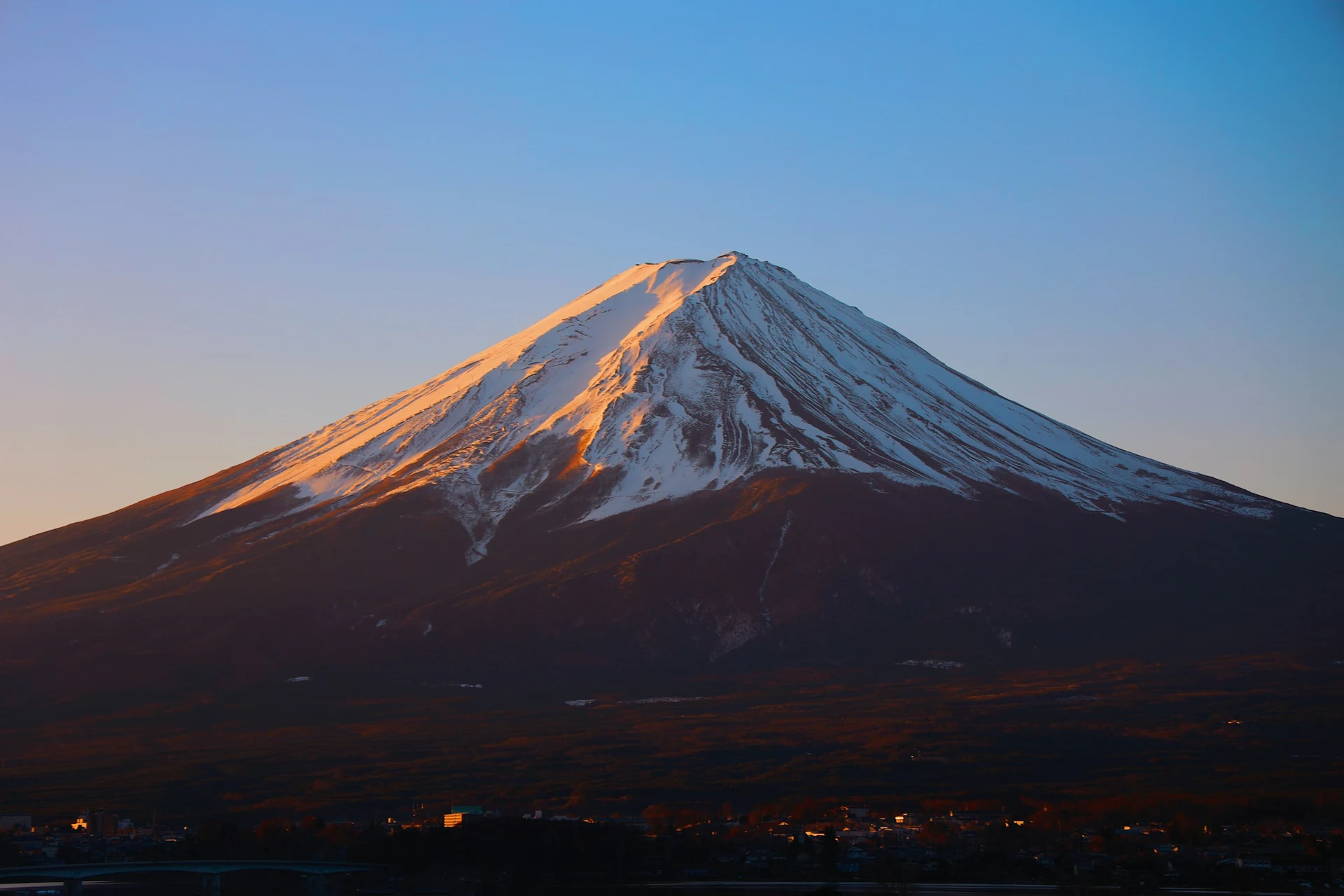 Mount Fuji mit schneebedecktem Gipfel unter blauem Himmel in Japan