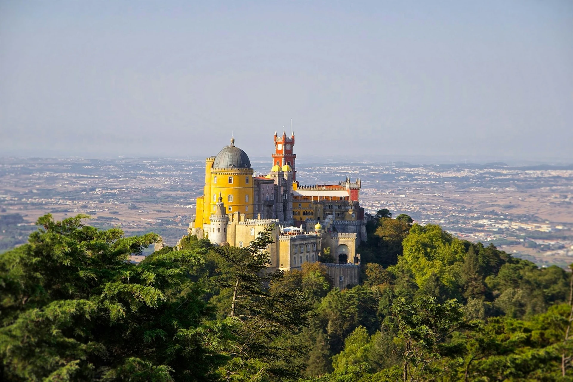Der farbige Palácio da Pena auf dem bewaldeten Hügel über Sintra in Portugal