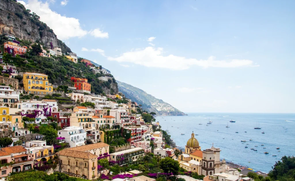 Bunte Häuser von Positano am Steilhang über dem Meer an der Amalfiküste