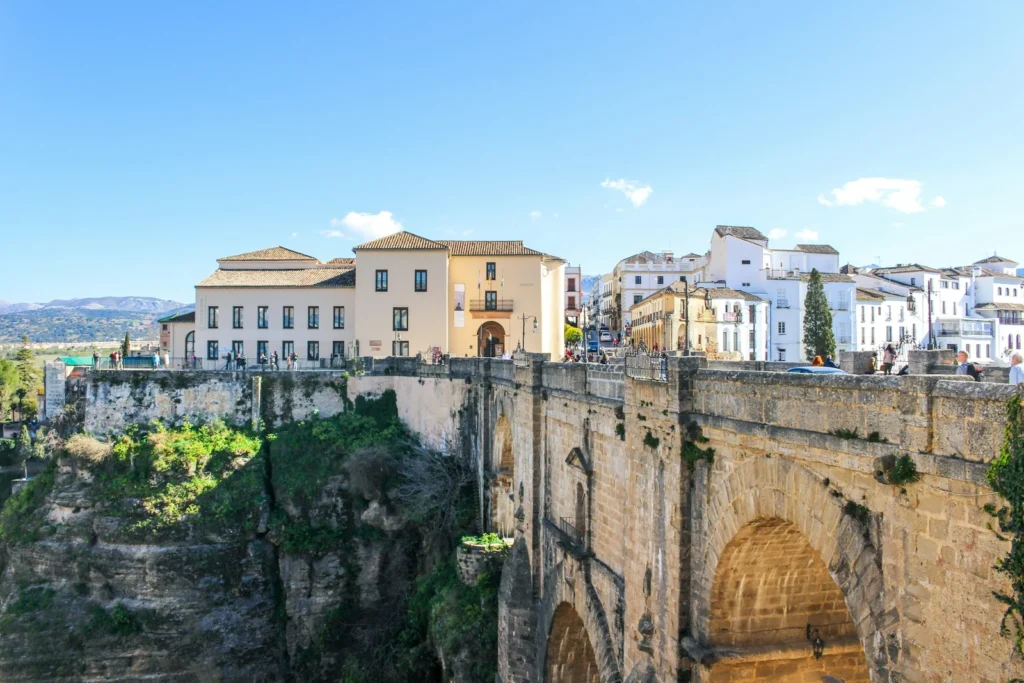 Steinbrücke Puente Nuevo über der Schlucht von Ronda mit weißen Häusern der Altstadt