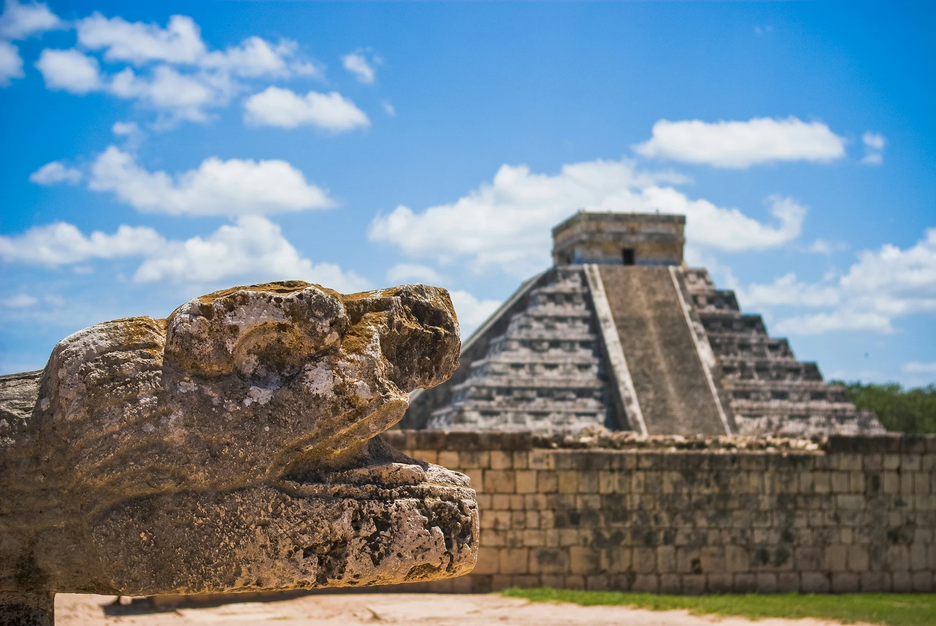Pyramide El Castillo in der Maya-Stätte Chichén Itzá in Mexiko