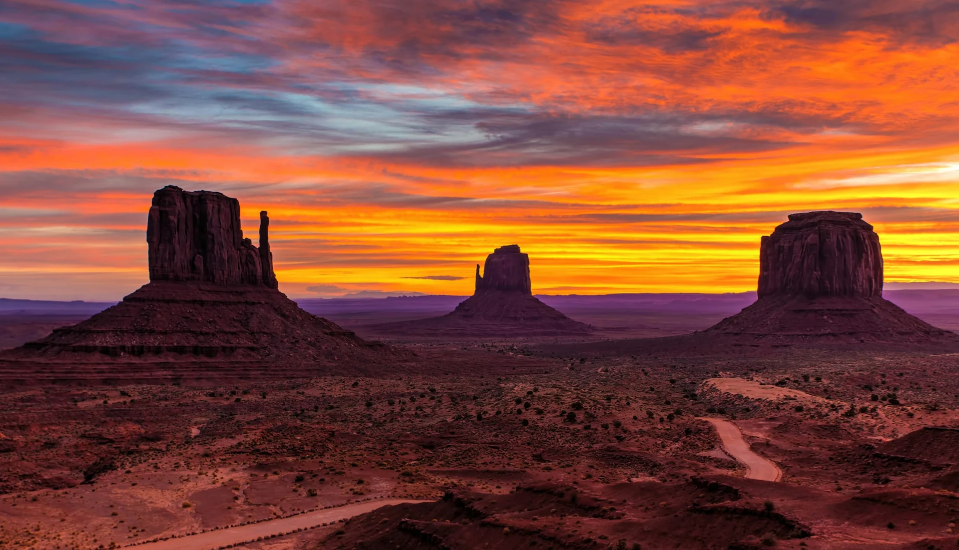 Tafelberge des Monument Valley vor rotem Abendhimmel