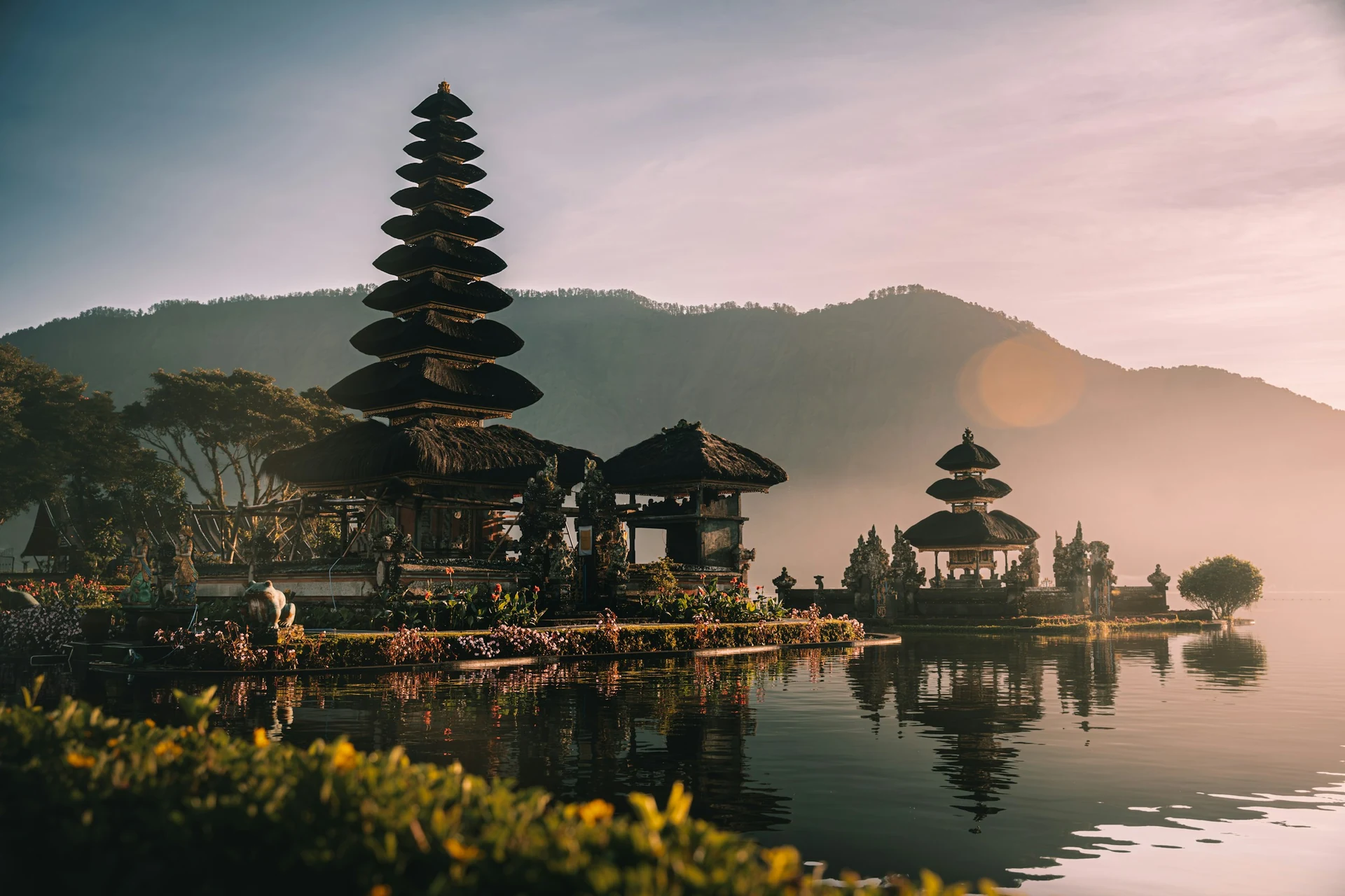 Tempel Pura Ulun Danu Bratan am See auf Bali
