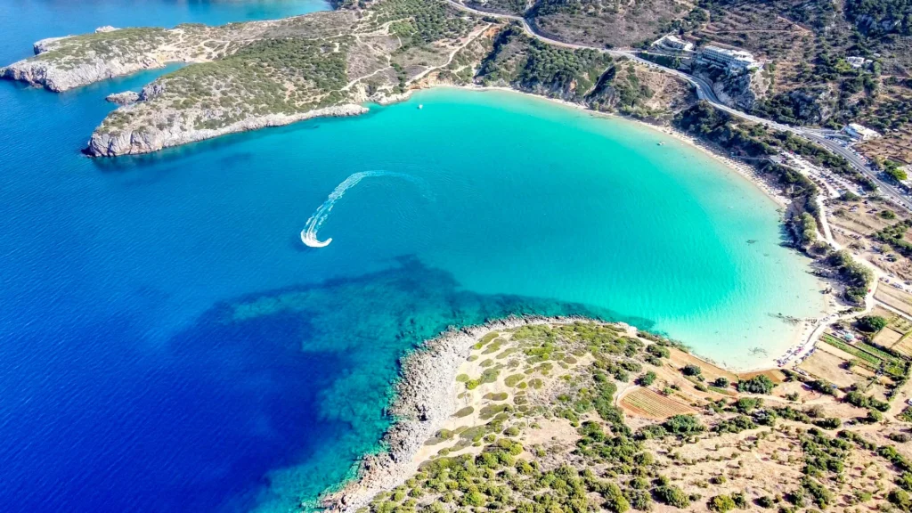 Türkisfarbene Bucht mit hellem Sandstrand an der Nordküste von Kreta